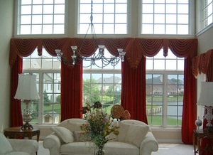 Оформление окон шторами в гостиной в современном стиле