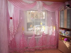 Розовый ламбрекен для спальни