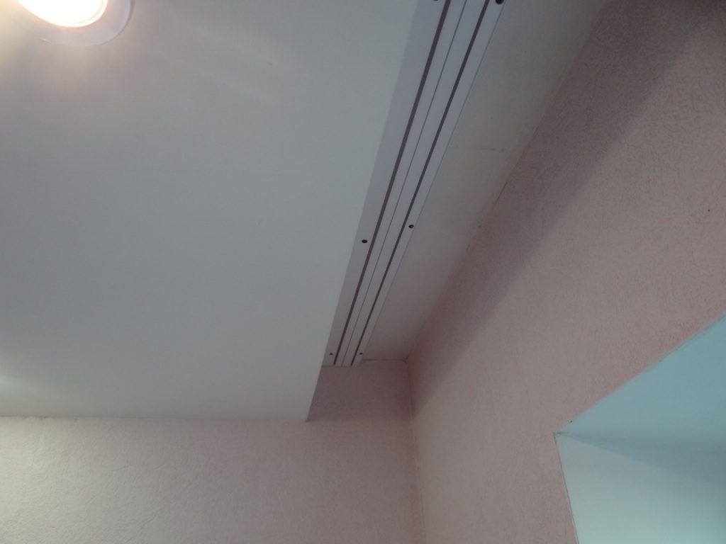 Потолочный карниз под натяжной потолок, способы установки