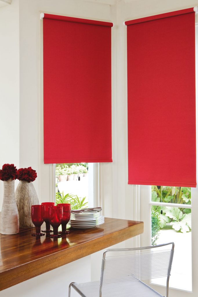 Красные шторы в дизайне интерьера
