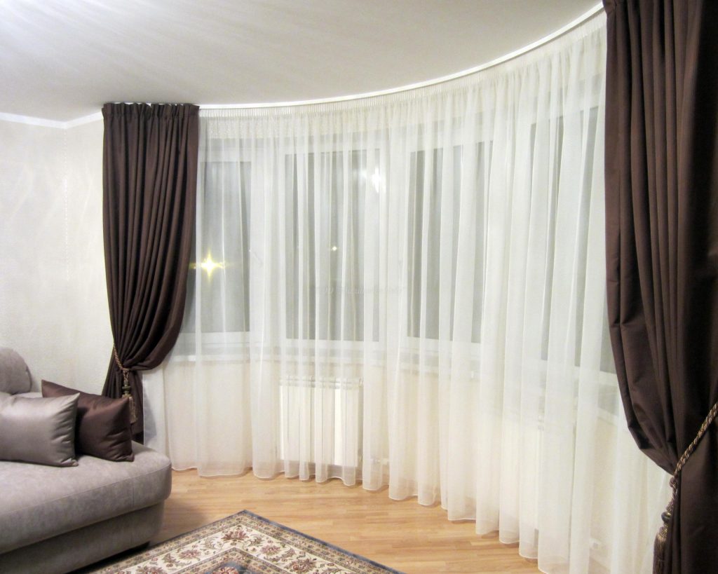 Модные шторы в интерьере гостиной